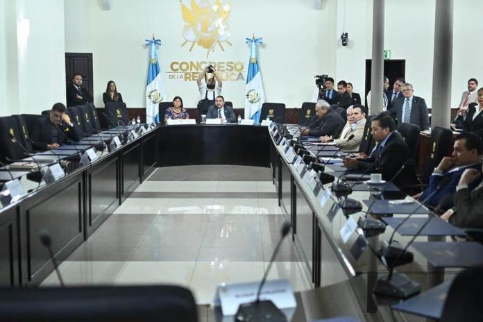 La mayoría de jefes de bloque se presentó a la instancia para cuestionar a los directivos del INDE por ejecución presupuestaria. Foto: Fabricio Alonzo