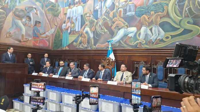 La junta directiva del Congreso recibe la nómia de candidatos a magistrados de la CSJ. Foto: José Orozco