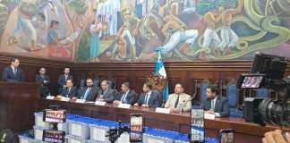 La junta directiva del Congreso recibe la nómia de candidatos a magistrados de la CSJ. Foto: José Orozco