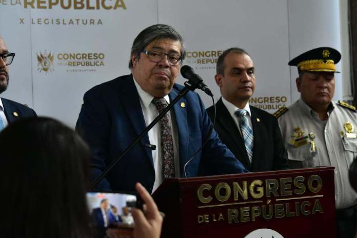 El titular de la cartera del Interior, Francisco Jiménez, luego de acudir al Congreso de la República. Foto: Daniel Ramírez