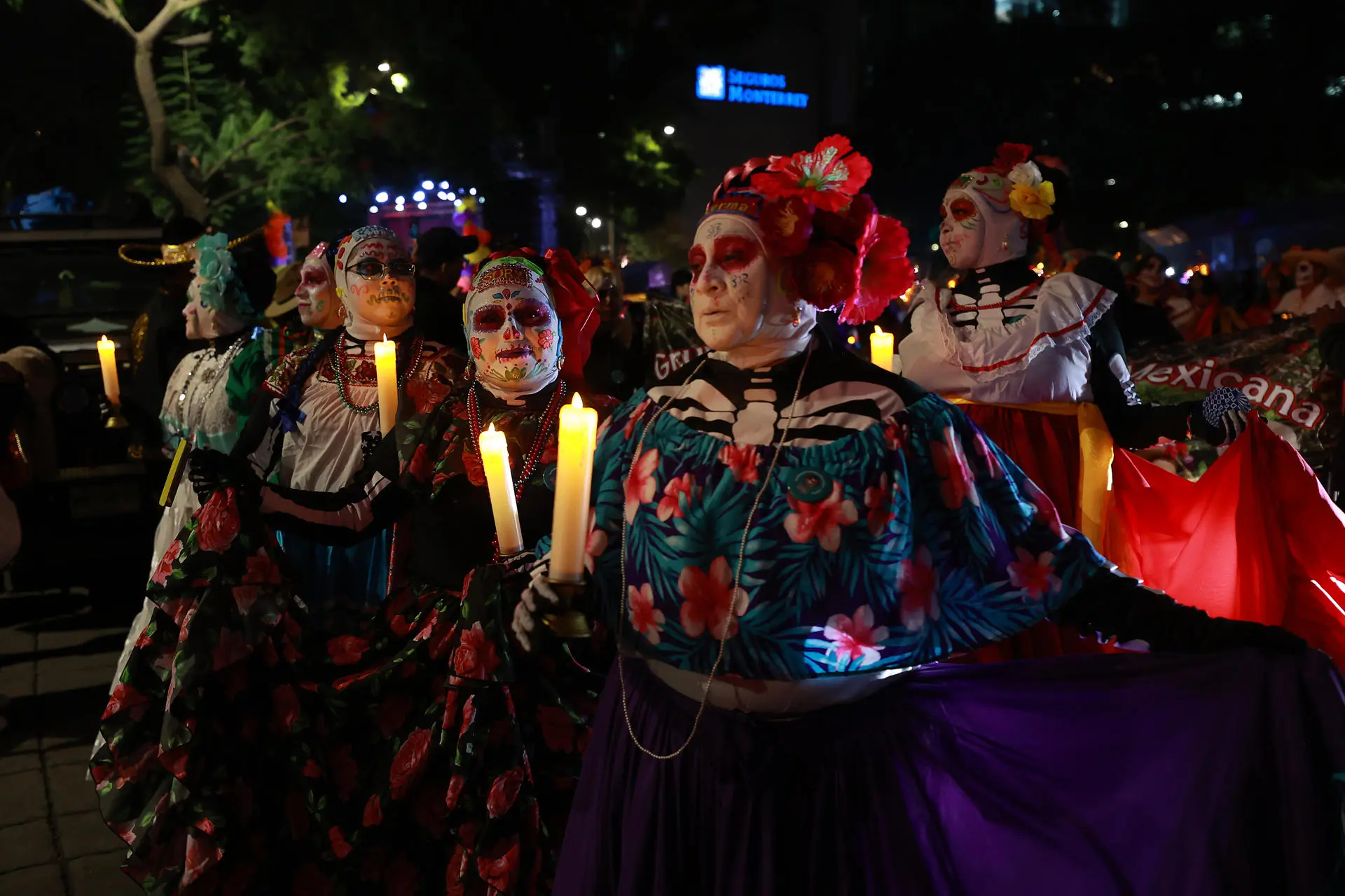 Varias personas participan en el desfile de catrinas, este domingo en Ciudad de México