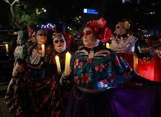Varias personas participan en el desfile de catrinas, este domingo en Ciudad de México