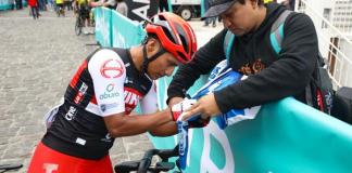 El ciclista guatemalteco Mardoqueo Vázquez, dos veces campeón de la vuelta ciclista a Guatemala, firma un autógrafo en la línea de salida de la primera etapa de la Vuelta a Guatemala, en su edición 63, este viernes en el municipio de Santa Catarina Pinula (Guatemala).La edición 63 de la Vuelta Ciclista a Guatemala se inició este viernes en el sureste de la capital con más de 100 corredores, entre los que destacan cuatro equipos colombianos y uno de Ecuador que buscarán, con sus jóvenes y otros veteranos, pelear por los primeros lugares durante los 10 días de competencia. EFE/Fernando Ruiz