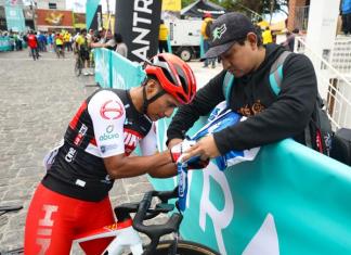 El ciclista guatemalteco Mardoqueo Vázquez, dos veces campeón de la vuelta ciclista a Guatemala, firma un autógrafo en la línea de salida de la primera etapa de la Vuelta a Guatemala, en su edición 63, este viernes en el municipio de Santa Catarina Pinula (Guatemala).La edición 63 de la Vuelta Ciclista a Guatemala se inició este viernes en el sureste de la capital con más de 100 corredores, entre los que destacan cuatro equipos colombianos y uno de Ecuador que buscarán, con sus jóvenes y otros veteranos, pelear por los primeros lugares durante los 10 días de competencia. EFE/Fernando Ruiz