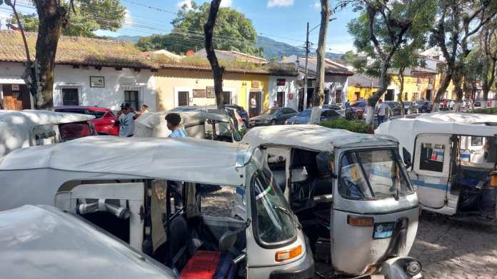 Mototaxistas bloquearon de nuevo la Antigua Guatemala. Foto: Nueva Era; Noticias.
