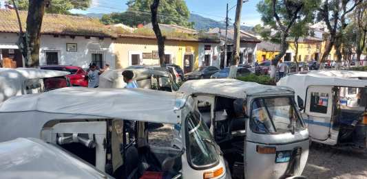 Mototaxistas bloquearon de nuevo la Antigua Guatemala. Foto: Nueva Era; Noticias.