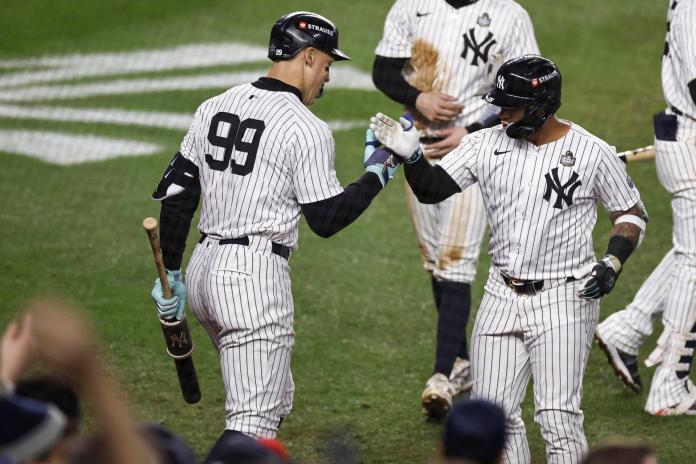 New York (United States), 30/10/2024.- New York Yankees Gleyber Torres (R) is greeted by New York Yankees center fielder Aaron Judge (L) after hitting a three-run home run during the eighth inning of game four of the Major League Baseball (MLB) World Series between the American League Champion New York Yankees and the National League Champion Los Angeles Dodgers at Yankees Stadium in the Bronx borough of New York, New York, USA, 29 October 2024. The World Series is the best-of-seven games. (Nueva York) EFE/EPA/CJ GUNTHER