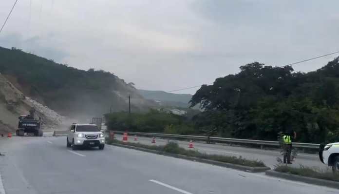 Instalaron reversible en el km 61 ruta al atlántico, por derrumbe. Foto La Hora: Captura de Pantalla