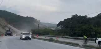 Instalaron reversible en el km 61 ruta al atlántico, por derrumbe. Foto La Hora: Captura de Pantalla