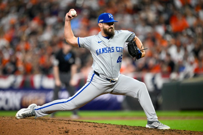 El lanzador de los Kansas City Royals, John Schreiber, lanza un lanzamiento contra los Baltimore Orioles durante la sexta entrada del segundo juego de la Serie de Comodines de la Liga Americana, el miércoles 2 de octubre de 2024 en Baltimore. (Foto AP/Nick Wass)