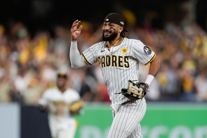 Fernando Tatis Jr., de los Padres de San Diego, sonríe después de una victoria sobre los Bravos de Atlanta en el segundo juego de la Serie de Comodines de la Liga Nacional el miércoles 2 de octubre de 2024 en San Diego. (Foto AP/Gregory Bull)