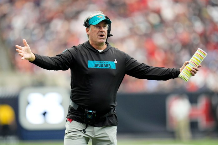 El entrenador de los Jaguars de Jacksonville Doug Pederson reacciona a una decisión del árbitro durante el encuentro ante los Texans el domingo 29 de septiembre del 2024. (AP Foto/Eric Gay)