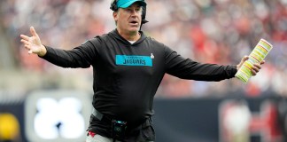 El entrenador de los Jaguars de Jacksonville Doug Pederson reacciona a una decisión del árbitro durante el encuentro ante los Texans el domingo 29 de septiembre del 2024. (AP Foto/Eric Gay)