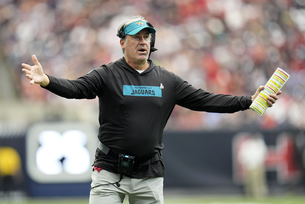 El entrenador de los Jaguars de Jacksonville Doug Pederson reacciona a una decisión del árbitro durante el encuentro ante los Texans el domingo 29 de septiembre del 2024. (AP Foto/Eric Gay)