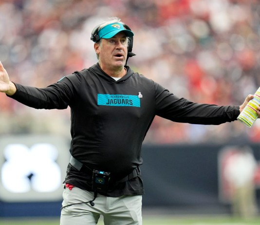 El entrenador de los Jaguars de Jacksonville Doug Pederson reacciona a una decisión del árbitro durante el encuentro ante los Texans el domingo 29 de septiembre del 2024. (AP Foto/Eric Gay)