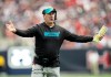 El entrenador de los Jaguars de Jacksonville Doug Pederson reacciona a una decisión del árbitro durante el encuentro ante los Texans el domingo 29 de septiembre del 2024. (AP Foto/Eric Gay)