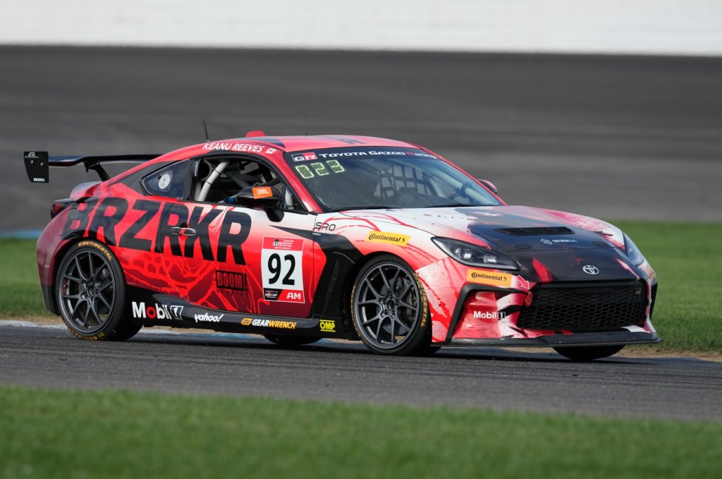 Keanu Reeves conduce durante la carrera GR Cup Series en el Indianapolis Motor Speedway, el sábado 5 de octubre de 2024, en Indianápolis. (Foto AP/Darron Cummings)