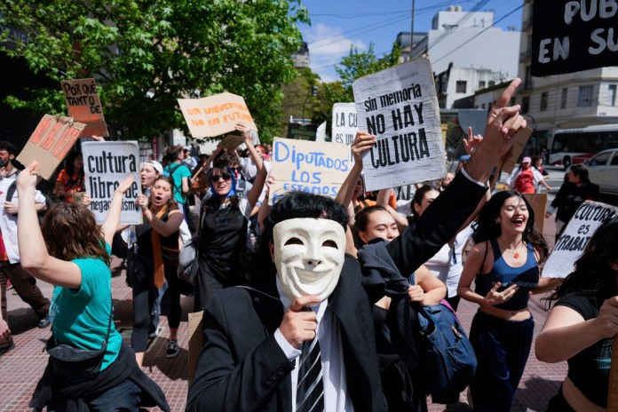 Estudiantes marchan hacia el Congreso para protestar por el veto del presidente Javier Milei a una ley para aumentar el financiamiento de las universidades públicas en Buenos Aires, Argentina, el miércoles 9 de octubre de 2024. (AP Foto/Rodrigo Abd)