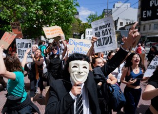 Estudiantes marchan hacia el Congreso para protestar por el veto del presidente Javier Milei a una ley para aumentar el financiamiento de las universidades públicas en Buenos Aires, Argentina, el miércoles 9 de octubre de 2024. (AP Foto/Rodrigo Abd)