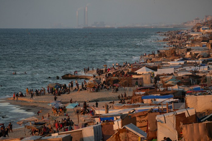 Palestinos desplazados acampan en tiendas de campaña en la playa de Deir al-Balah, en el centro de la Franja de Gaza, el miércoles 9 de octubre de 2024. (Foto AP/Abdel Kareem Hana)