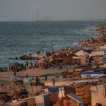 Palestinos desplazados acampan en tiendas de campaña en la playa de Deir al-Balah, en el centro de la Franja de Gaza, el miércoles 9 de octubre de 2024. (Foto AP/Abdel Kareem Hana)