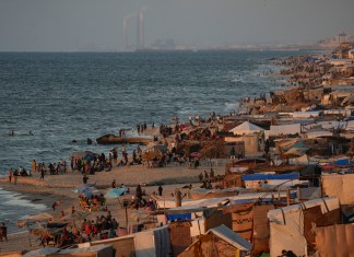 Palestinos desplazados acampan en tiendas de campaña en la playa de Deir al-Balah, en el centro de la Franja de Gaza, el miércoles 9 de octubre de 2024. (Foto AP/Abdel Kareem Hana)