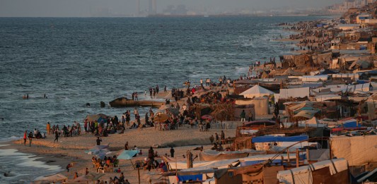 Palestinos desplazados acampan en tiendas de campaña en la playa de Deir al-Balah, en el centro de la Franja de Gaza, el miércoles 9 de octubre de 2024. (Foto AP/Abdel Kareem Hana)