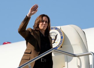 La candidata presidencial demócrata y vicepresidenta, Kamala Harris, saluda al abordar un vuelo. Foto: La Hora / AP Foto-Ross D. Franklin.