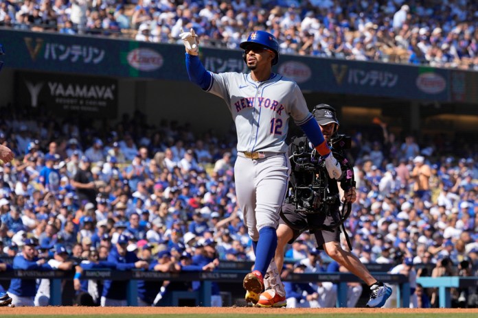 Francisco Lindor de los Mets de Nueva York después de batear un jonrón ante los Dodgers de Los Ángeles, el lunes 14 de octubre de 2024 en Los Ángeles. (AP foto/Ashley Landis)