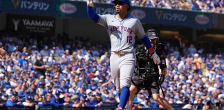 Francisco Lindor de los Mets de Nueva York después de batear un jonrón ante los Dodgers de Los Ángeles, el lunes 14 de octubre de 2024 en Los Ángeles. (AP foto/Ashley Landis)