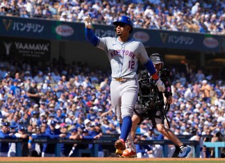 Francisco Lindor de los Mets de Nueva York después de batear un jonrón ante los Dodgers de Los Ángeles, el lunes 14 de octubre de 2024 en Los Ángeles. (AP foto/Ashley Landis)