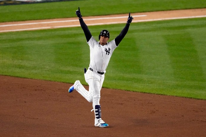 Juan Soto de los Yankees de Nueva York celebra luego de batear un jonrón en el tercer inning ante los Guardianes de Cleveland en el primer juego de la serie de campeonato de la Liga Americana, el lunes 14 de octubre de 2024, en Nueva York. (AP Foto/Seth Wenig)