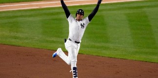 Juan Soto de los Yankees de Nueva York celebra luego de batear un jonrón en el tercer inning ante los Guardianes de Cleveland en el primer juego de la serie de campeonato de la Liga Americana, el lunes 14 de octubre de 2024, en Nueva York. (AP Foto/Seth Wenig)