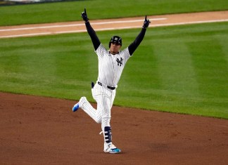 Juan Soto de los Yankees de Nueva York celebra luego de batear un jonrón en el tercer inning ante los Guardianes de Cleveland en el primer juego de la serie de campeonato de la Liga Americana, el lunes 14 de octubre de 2024, en Nueva York. (AP Foto/Seth Wenig)