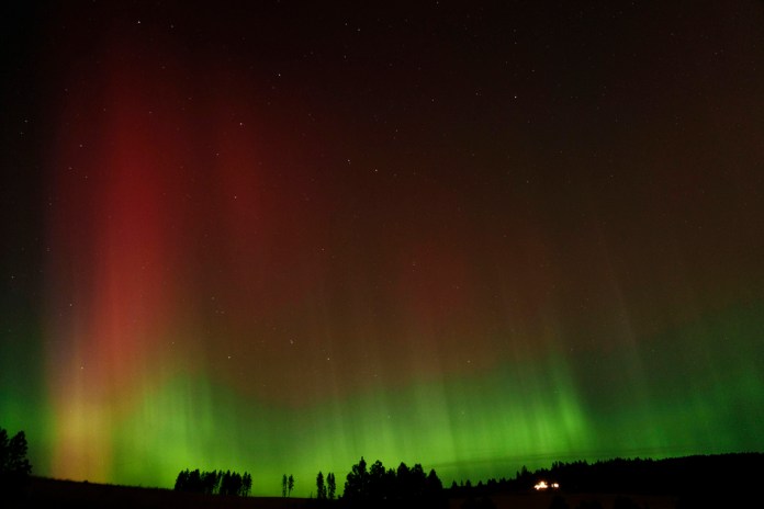 Una aurora boreal es vista en el cielo nocturno el jueves 10 de octubre de 2024, en Moscow, Idaho. (AP Foto/Ted S. Warren)