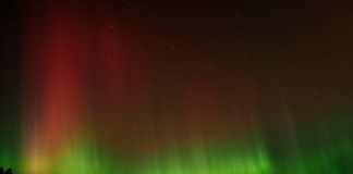 Una aurora boreal es vista en el cielo nocturno el jueves 10 de octubre de 2024, en Moscow, Idaho. (AP Foto/Ted S. Warren)