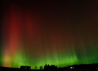 Una aurora boreal es vista en el cielo nocturno el jueves 10 de octubre de 2024, en Moscow, Idaho. (AP Foto/Ted S. Warren)