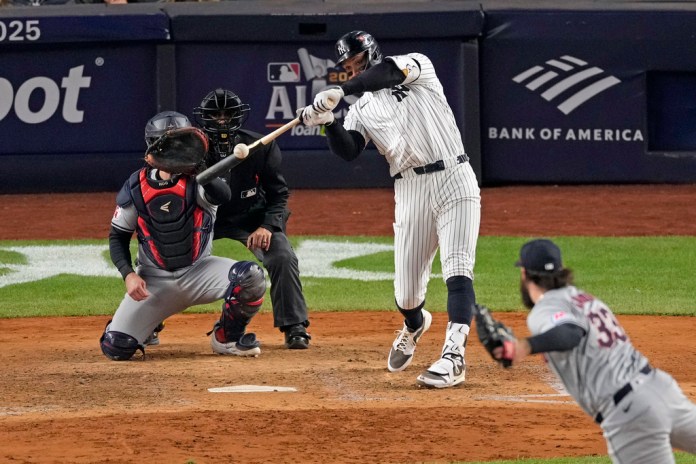 Aaron Judge de los Yankees de Nueva York conecta un jonrón de dos carrera ante Hunter Gaddis (33) de los Guardianes de Cleveland durante el séptimo inning del segundo juego de la Serie de Campeonato de la Liga Americana, el martes 15 de octubre de 2024, en Nueva York. (AP Foto/Seth Wenig)