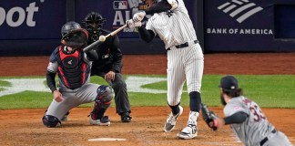 Aaron Judge de los Yankees de Nueva York conecta un jonrón de dos carrera ante Hunter Gaddis (33) de los Guardianes de Cleveland durante el séptimo inning del segundo juego de la Serie de Campeonato de la Liga Americana, el martes 15 de octubre de 2024, en Nueva York. (AP Foto/Seth Wenig)