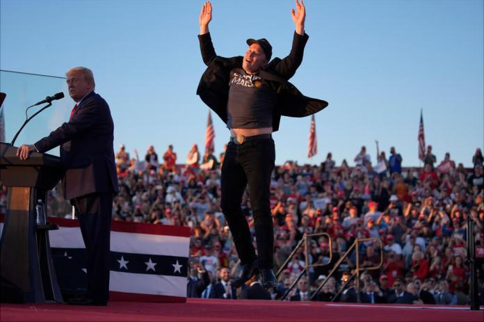 Elon Musk salta en el escenario mientras el candidato Donald Trump, habla en un mitin de campaña en Pensilvania. Foto La Hora: (AP Photo/Evan Vucci)