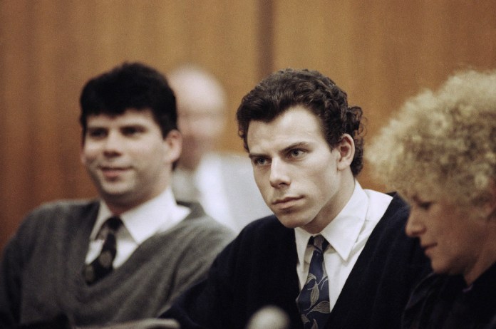 ARCHIVO - Lyle (izquierda) y Erik Menendez sentados con su abogada Leslie Abramson en el tribunal municipal de Beverly Hills durante una audiencia, el 26 de noviembre de 1990. (AP Foto/Nick Ut, Archivo)