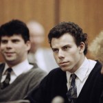 ARCHIVO - Lyle (izquierda) y Erik Menendez sentados con su abogada Leslie Abramson en el tribunal municipal de Beverly Hills durante una audiencia, el 26 de noviembre de 1990. (AP Foto/Nick Ut, Archivo)