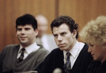 ARCHIVO - Lyle (izquierda) y Erik Menendez sentados con su abogada Leslie Abramson en el tribunal municipal de Beverly Hills durante una audiencia, el 26 de noviembre de 1990. (AP Foto/Nick Ut, Archivo)
