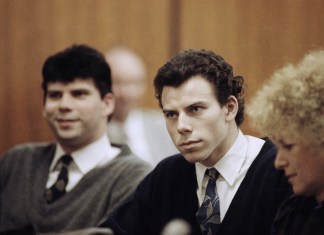 ARCHIVO - Lyle (izquierda) y Erik Menendez sentados con su abogada Leslie Abramson en el tribunal municipal de Beverly Hills durante una audiencia, el 26 de noviembre de 1990. (AP Foto/Nick Ut, Archivo)