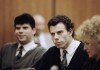 ARCHIVO - Lyle (izquierda) y Erik Menendez sentados con su abogada Leslie Abramson en el tribunal municipal de Beverly Hills durante una audiencia, el 26 de noviembre de 1990. (AP Foto/Nick Ut, Archivo)