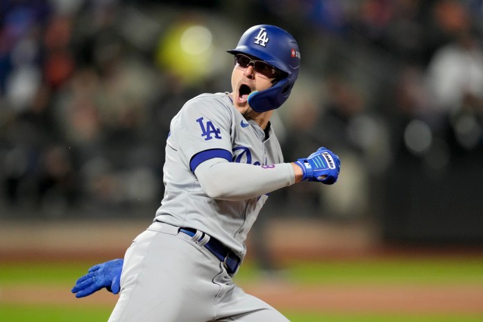 Kiké Hernández de los Dodgers de Los Ángeles celebra tras conectar un jonrón de dos carreras en el sexto inning ante los Mets de Nueva York en tercer juego de la Serie de Campeonato de la Liga Nacional, el miércoles 16 de octubre de 2024, en Nueva York. (AP Foto/Ashley Landis)