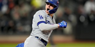 Kiké Hernández de los Dodgers de Los Ángeles celebra tras conectar un jonrón de dos carreras en el sexto inning ante los Mets de Nueva York en tercer juego de la Serie de Campeonato de la Liga Nacional, el miércoles 16 de octubre de 2024, en Nueva York. (AP Foto/Ashley Landis)