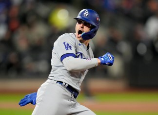 Kiké Hernández de los Dodgers de Los Ángeles celebra tras conectar un jonrón de dos carreras en el sexto inning ante los Mets de Nueva York en tercer juego de la Serie de Campeonato de la Liga Nacional, el miércoles 16 de octubre de 2024, en Nueva York. (AP Foto/Ashley Landis)