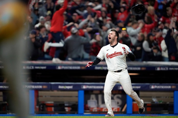 David Fry de los Guardianes de Cleveland celebra tras batear un jonrón de dos carreras para sentenciar la victoria 7-5 sobre los Yankees de Nueva York durante el 10mo inning del cuarto juego de la Serie de Campeonato de la Liga Nacional, el jueves 17 de octubre de 2024, en Cleveland. (AP Foto/Godofredo Vásquez )