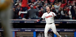 David Fry de los Guardianes de Cleveland celebra tras batear un jonrón de dos carreras para sentenciar la victoria 7-5 sobre los Yankees de Nueva York durante el 10mo inning del cuarto juego de la Serie de Campeonato de la Liga Nacional, el jueves 17 de octubre de 2024, en Cleveland. (AP Foto/Godofredo Vásquez )